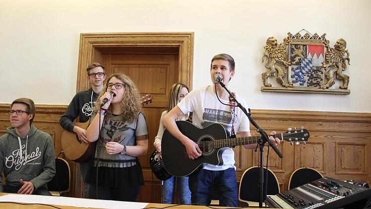 Gitarren und Gesang nahe der Richterbank? Zur Untermalung fand sich auch eine Band des Lichtenfelser Gymnasiums ein.Foto: Markus Häggberg