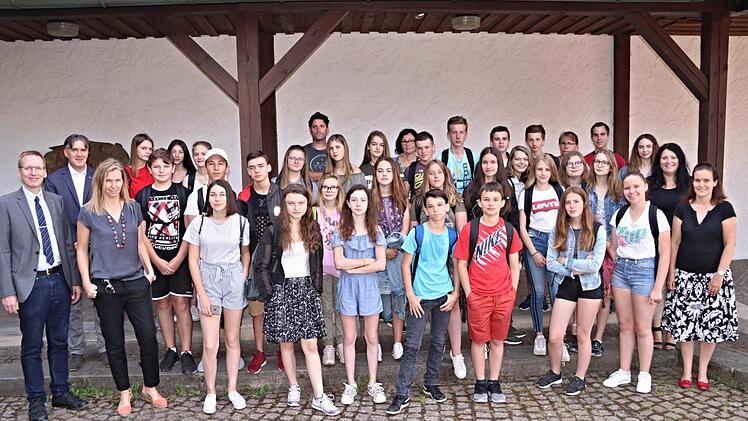 Die Austauschschüler, die am Friedrich-Rückert-Gymnasium und der Realschule in Ebern zu Gast sind, kommen aus der Normandie und dort aus den Städten Traun und Gacè. Das Foto zeigt sie beim Besuch im Rathaus Ebern mit (von links) Realschulrektor Hartmut Weis, Bürgermeister Harald Pascher und (von rechts) Katja Hennig und Heidi Hauguth. Foto: Helmut Will