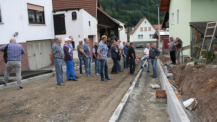 Beim Vorort-Termin in der  Gerodaer Straße wurde die weitere Vorgehensweise des Straßenneubaus  rege diskutiert. Unser Bild zeigt die Räte mit Bürgermeister Roland Römmelt und Planer Rober Zehe (im Graben).  Foto: Gabriele Sell