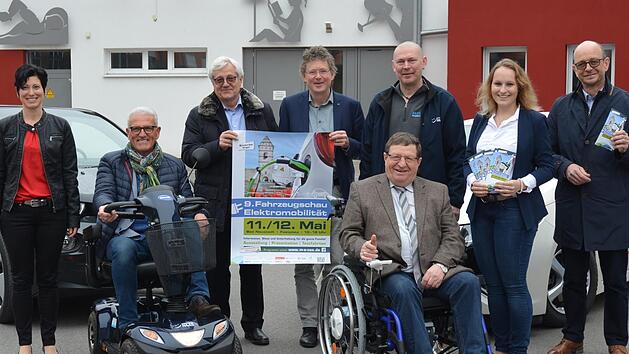 B&uuml;rgermeister Bruno Altrichter (links) und Vize-Landrat Josef Demar zeigen in elektromobilen Hilfsmitteln einen der Schwerpunkte der Fahrzeugschau. Das Programm  pr&auml;sentierten bei den Stadtwerken (von links) Teamassistentin Bianca Benkert, F&ouml;rderverein-Vorsitzender  Hubert P. B&uuml;chs, Schirmherr und TTZ-Leiter Ansgar Ackva, Dirk Hartmann vom Sanit&auml;tshaus Haas, Annabell Helbling (Landratsamt) sowie  Projektmanager und Gesch&auml;ftsf&uuml;hrer der Stadtwerke Ulrich Leber. Foto: Stefan Kritzer