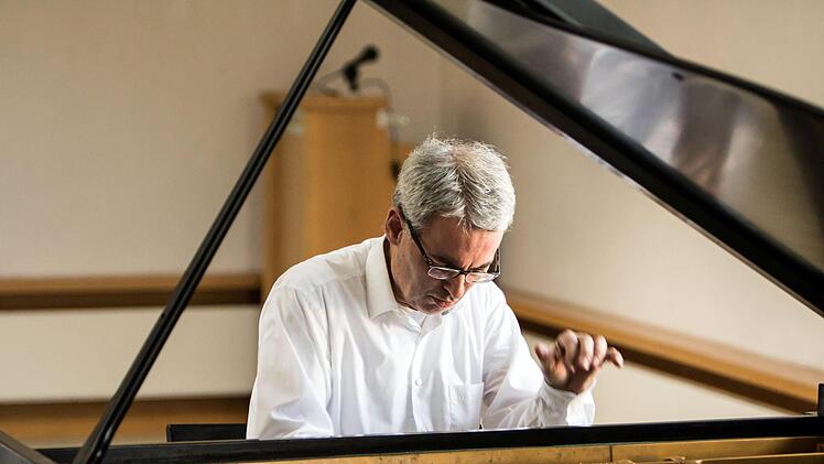Virtuoser Tastenkünstler und begeisternder Musikerklärer: Der Pianist Markus Becker beeindruckte sein Publikum im Kunstverein.Foto:Jochen Berger
