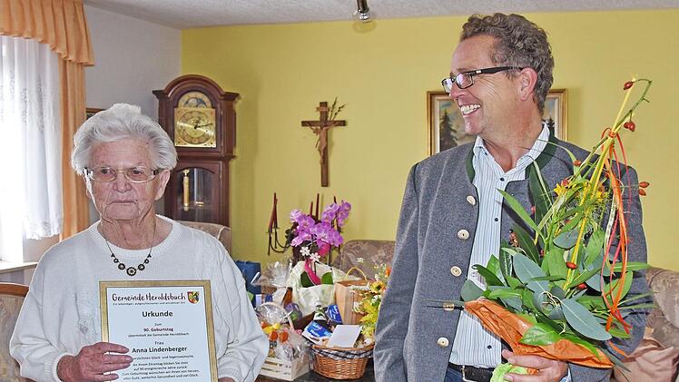 Bürgermeister Benedikt Graf von Bentzel gratulierte Anna Lindenberger zum 90.  Foto: Karl Heinz Wirth