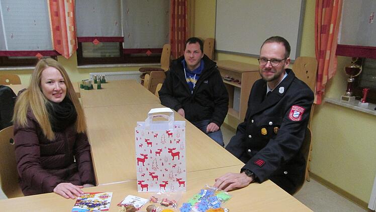 Julia Reuter, Marcel Wetzel und Martin Hofmann (von links) präsentierten die Ausstattung der Nikolaustüten.  Foto: Winfried Ehling
