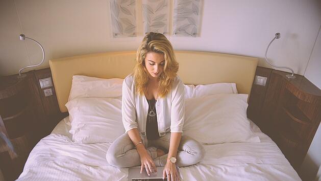 Cozy Games: Mache es dir beim Computerspielen gem&uuml;tlich.