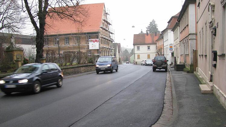 Mit dem neuen Belag auf der B 22 ist der Verkehrslärm in Burgwindheim deutlich geringer geworden. Foto: Konrad Götz