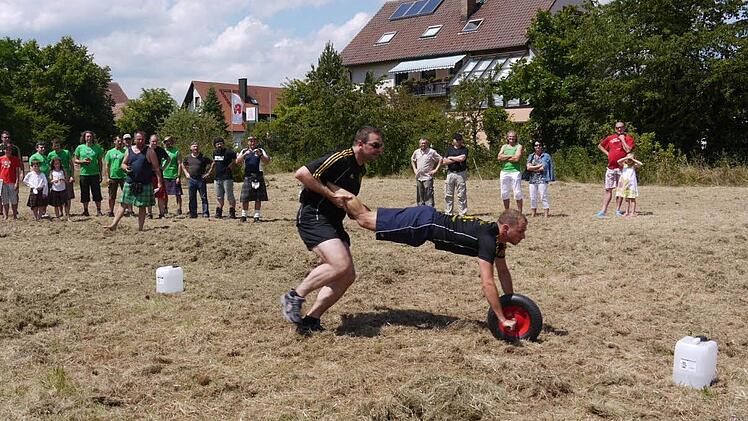 Wer seinen Partner als Schubkarre schiebt, braucht ganz schön viel Kraft.