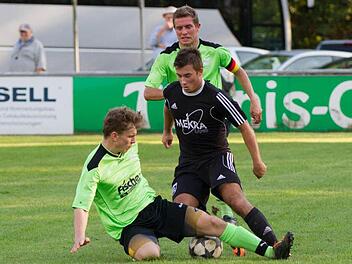 SV Friesen - FSV Stadeln: Verfolgt vom Friesener Kapitän Dominik Zwosta und gestellt von Hendric Marzog (vorne) versucht Jan Mazanec, in Ballbesitz zu bleiben.  Foto: Heinrich Weiß