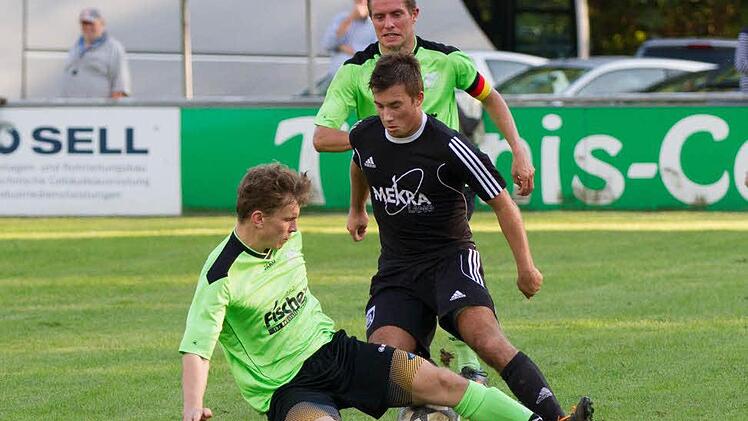 SV Friesen - FSV Stadeln: Verfolgt vom Friesener Kapitän Dominik Zwosta und gestellt von Hendric Marzog (vorne) versucht Jan Mazanec, in Ballbesitz zu bleiben.  Foto: Heinrich Weiß