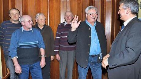 Bürgermeister Werner Diersch vereidigt Werner Hereth, beobachtet von den Feldgeschworenen (von links) Stefan Solger, Rainer Lauterbach, Adolf Lauterbach und Obmann Hans Hartmann. Foto: Dieter Hübner