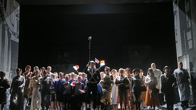 Szene aus der Neuinszenierung von "La Bohème" am Landestheater CoburgFoto: Henning Rosenbusch