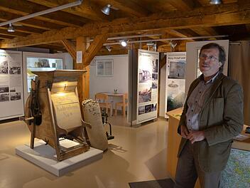 Museumsleiter Hans-Jürgen Dinter führt durch die Ausstellung des Zweiländermuseums. Fotos: Rainer Lutz