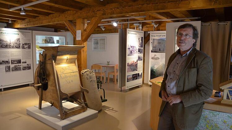 Museumsleiter Hans-Jürgen Dinter führt durch die Ausstellung des Zweiländermuseums. Fotos: Rainer Lutz