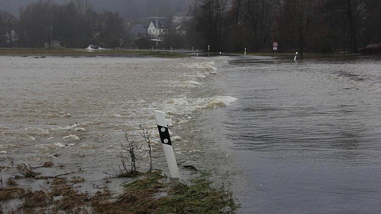 Ein riesiger See hatte sich gebildet, das Hochwasser schoss über die Straße.  Foto: Friedwald Schedel