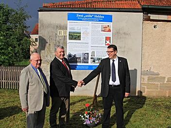 Das friedensstiftende Wirken von Dr. Wilhelm Baumann und Priester Abbè Lanuay ist auf der Gedenktafel dargestellt, die am Dienstag (von links) von Michel Lefèvre, Bürgermeister Jürgen Hennemann und Christoph Dupire "enthüllt" wurde.  Foto: Helmut Will