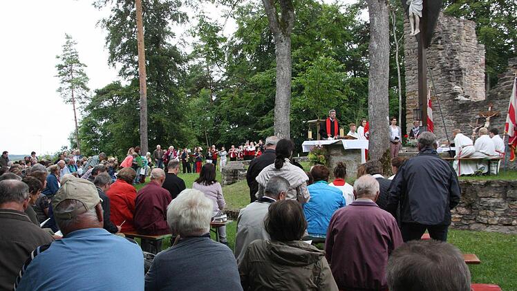 Gottesdienstfeier an der Kirchenruine Michelsberg. Foto: Arnold Nöth