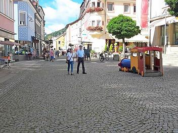 Außer ein paar Spielgeräten für den Nachwuchs bietet der Bad Brückenauer Marktplatz keine Attraktionen. Ein regelmäßiger Wochenmarkt, der auch Laufkundschaft anzieht, könnte für eine Belebung der Innenstadt sorgen. Platz gibt es genug. Foto: Rolf Pralle
