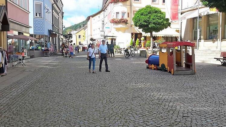 Außer ein paar Spielgeräten für den Nachwuchs bietet der Bad Brückenauer Marktplatz keine Attraktionen. Ein regelmäßiger Wochenmarkt, der auch Laufkundschaft anzieht, könnte für eine Belebung der Innenstadt sorgen. Platz gibt es genug. Foto: Rolf Pralle