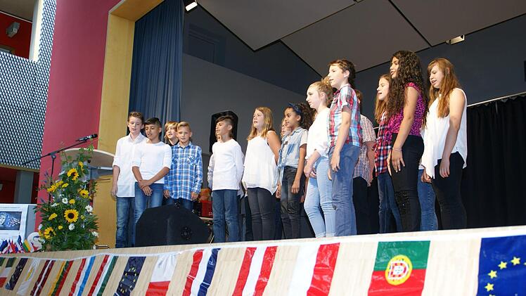 Das Wettbewerbs-Motto "In Vielfalt vereint" setzte auch die Klasse 6a der Mittelschule Haßfurt als Chor um. Foto: Sabine Weinbeer
