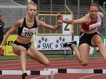 Viviane Heilmann (links) vom TV DJK Hammelburg wurde über die 400 Meter Hürden der U18 Dritte und erzielte in 62,05 Sekunden eine absolute deutsche Spitzenzeit. Reinhold Nürnberger