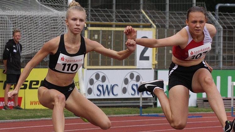 Viviane Heilmann (links) vom TV DJK Hammelburg wurde über die 400 Meter Hürden der U18 Dritte und erzielte in 62,05 Sekunden eine absolute deutsche Spitzenzeit. Reinhold Nürnberger