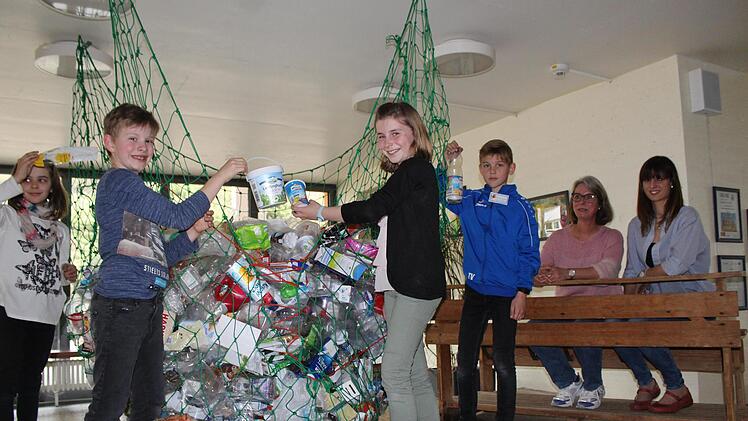Die Schülerreporter Laura, Leonhard, Sina und Till präsentieren den Lehrerinnen Andrea Schäfer und Anna Kuhn Plastikabfall aus dem Umfeld der Schule.  Fotos: Werner Vogel