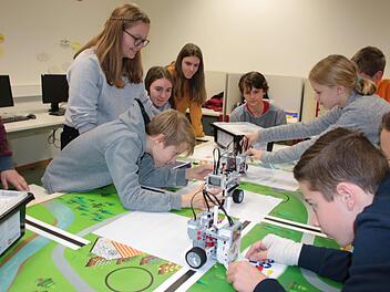 Eine der ersten Aufgaben im neuen Robotik-Kurs war, dass die drei kleinen Maschinen jeweils einen Buchstaben des Schul-Kürzels FGH, für Frobenius-Gymnasium Hammelburg, zeichnen. Nach viel Justieren und Einstellen hat das super geklappt. Foto: Ralf Ruppert