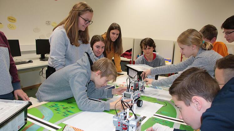 Eine der ersten Aufgaben im neuen Robotik-Kurs war, dass die drei kleinen Maschinen jeweils einen Buchstaben des Schul-Kürzels FGH, für Frobenius-Gymnasium Hammelburg, zeichnen. Nach viel Justieren und Einstellen hat das super geklappt. Foto: Ralf Ruppert