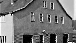 Horst Götz betrieb in der ehemaligen Glashütte ein Warenhaus. Die Aufnahme entstand 1971.