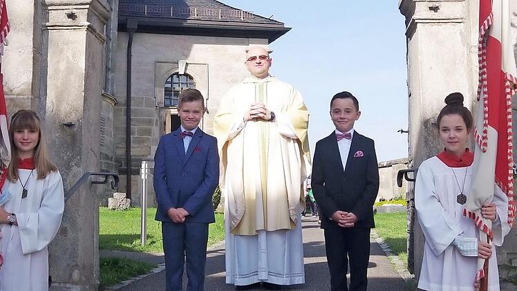 Am Sonntag traten in der Pfarrei St. Ägidius Lahm (von links) Niklas Ivascenko und Johannes Engelhardt aus Hesselbach erstmals an den Tisch des Herrn.