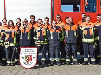 Die neuer Feuerwehrler aus Buckenhofen, Burk, Forchheim, Kersbach, Reuth und Kauernhofen mir ihren Pr&uuml;fern