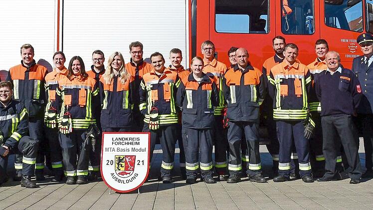 Die neuer Feuerwehrler aus Buckenhofen, Burk, Forchheim, Kersbach, Reuth und Kauernhofen mir ihren Pr&uuml;fern