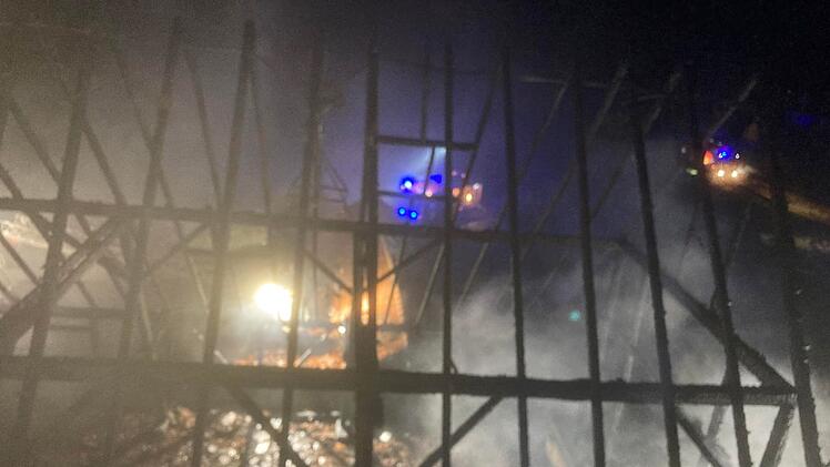 Schwarzenbruck: Großer Feuerwehreinsatz in Lindelburg - Feuer-Inferno im Nürnberger Land