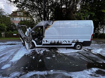Zum Wohnmobil ausgebauter Van brennt aus