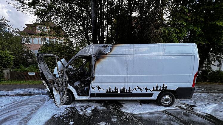 Zum Wohnmobil ausgebauter Van brennt aus