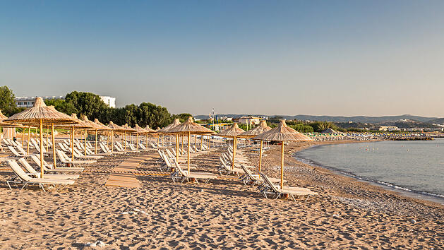 Strand von Kolymbia auf Rhodos mit Buchungsr&uuml;ckgang durch Iran-Krieg