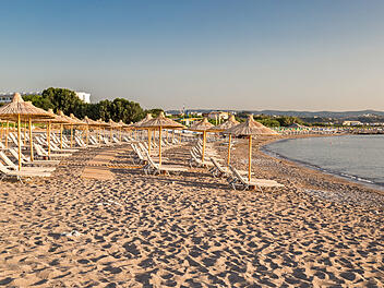 Strand von Kolymbia auf Rhodos mit Buchungsr&uuml;ckgang durch Iran-Krieg