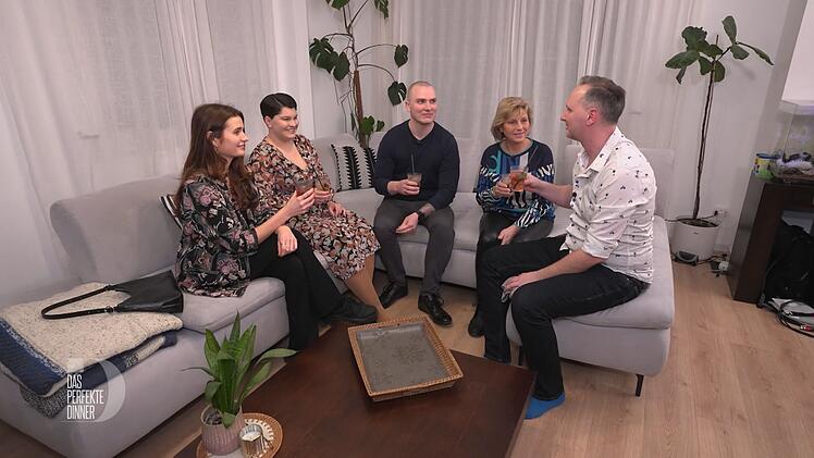 Beim Aperitif bewundern die G&auml;ste die Einrichtung in Jens' neuem Haus, von links: Lisa, Vicky, Paul, Ute und Jens.
