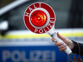 Kontrolle auf der A6 bei Schnelldorf: Polizisten "trauten ihren Augen kaum" Kontrolle auf der A6 bei Schnelldorf: Polizisten "trauten ihren Augen kaum"