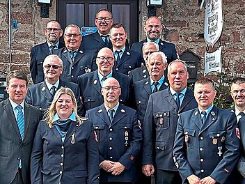 Die geehrten Feuerwehrkameraden, Vertreter der Feuerwehren sowie die Ehreng&auml;ste vor dem Steinernen Wirtshaus in Wei&szlig;enbach. Jasmin Limpert