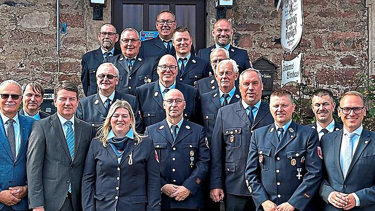 Die geehrten Feuerwehrkameraden, Vertreter der Feuerwehren sowie die Ehreng&auml;ste vor dem Steinernen Wirtshaus in Wei&szlig;enbach. Jasmin Limpert