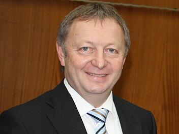 Die Broschüre ist eine ,runde Sache', findet Landrat Thomas Bold. Foto: Bartl