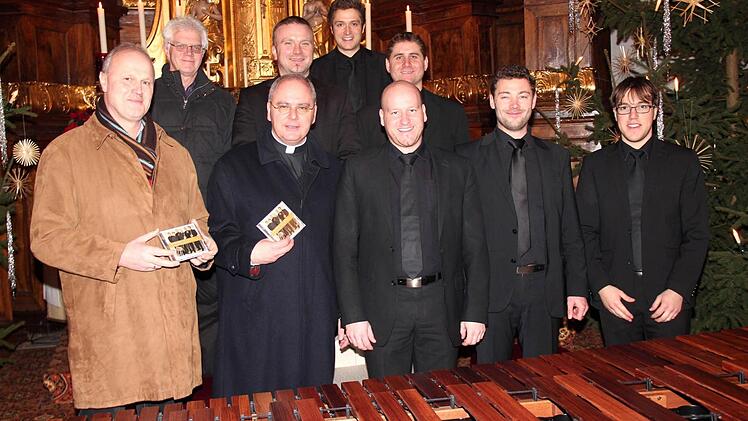 Bildtext letztes Bild: 1.Reihe: Gerald Brehm, Kilian Kemmer, Volker Hemedinger, Thomas Schatzdorfer, Christoph Günther 2. Reihe: Gabriel Konjaev, Benjamin Sebald, Christian Bischof, Florian Zeh