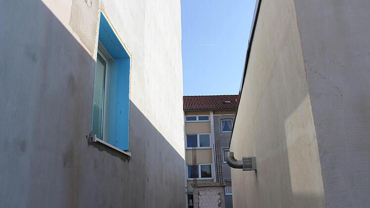 Der Blick aus diesem Kinderzimmer endet an dem neuen Heizhaus. Foto: Andreas Dorsch