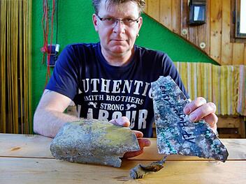 Sammler Udo Metz (47) zeigt Reste des 1943 bei Stangenroth abgestürzten US-Bombers. Fotos: Dobschütz