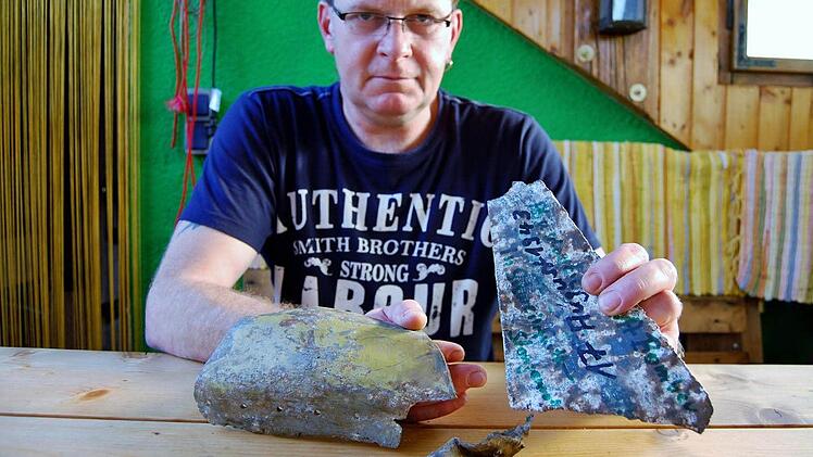 Sammler Udo Metz (47) zeigt Reste des 1943 bei Stangenroth abgestürzten US-Bombers. Fotos: Dobschütz