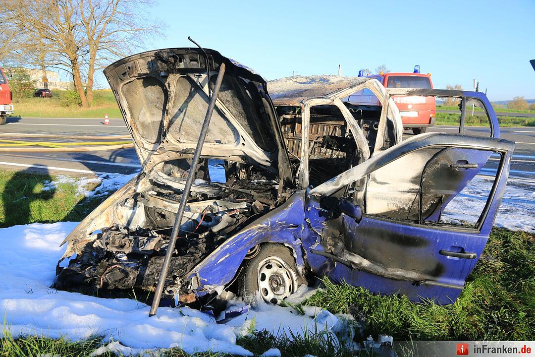 Schwerer Zusammenstoß auf B4 bei Kaltenbrunn - Pkw brennt aus