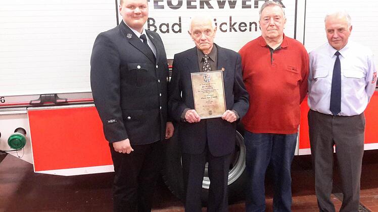 Vereinsvorsitzender Sven Wiesner (von links) bedankte sich bei Leo Ortloff, der seit 70 Jahren Feuerwehrmitglied ist, sowie bei Walter Daißler, der seit 50 Jahren zur Truppe gehört. Über 20 Jahre engagiert sich Walter Grünewald (rechts) im Vorstand. Foto: Rolf Pralle