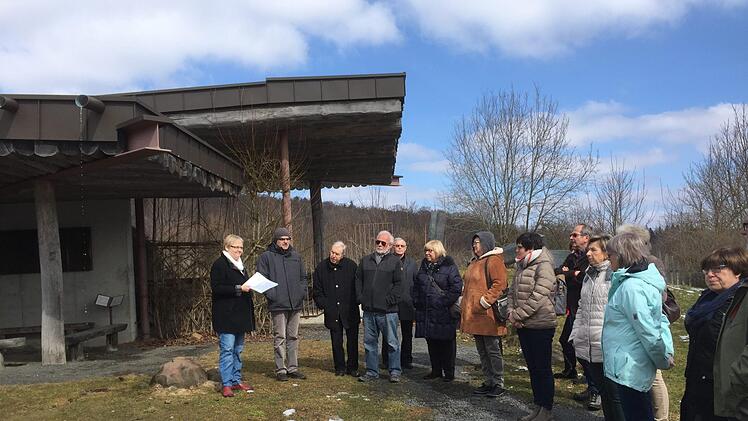 Zum Abschluss besuchten die Teilnehmer die kleine Kapelle, die den Schlusspunkt des Franziskusweges darstellt. Überall sind auf dem gesamten Weg sowie auch in der Kapelle Spuren einheimischer Künstler zu entdecken, in welchen sich sehr viel Symbolik verbirgt.Regina Rinke