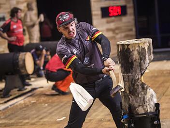 Am Ende Rang vier: Bei der Sportholzfäller-WM in Liverpool verpasste der aus Ottelmannshausen stammende Forstwirt Robert Ebner (das Foto zeigt ihn in der Disziplin Standing Block Chop) den von ihm anvisierten Podestplatz knapp.  Foto: Stihl Timbersports