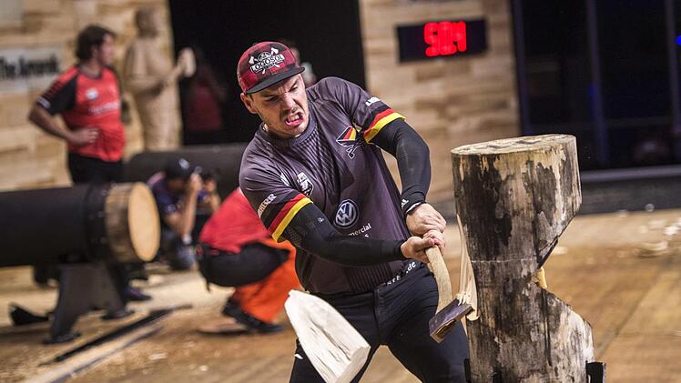 Am Ende Rang vier: Bei der Sportholzfäller-WM in Liverpool verpasste der aus Ottelmannshausen stammende Forstwirt Robert Ebner (das Foto zeigt ihn in der Disziplin Standing Block Chop) den von ihm anvisierten Podestplatz knapp.  Foto: Stihl Timbersports